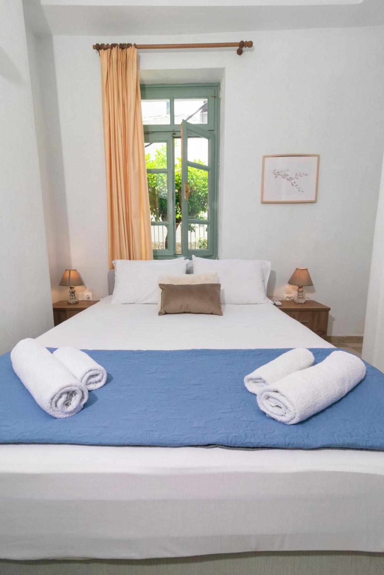 Faros Coastal Apartments สโกเปลอสทาวน์ ภายนอก รูปภาพ